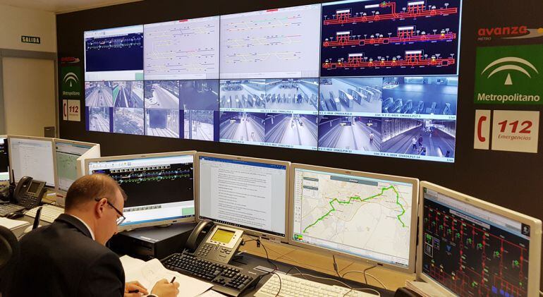 Sala de pantallas en el control central del metro de Granada en el edificio de cocheras