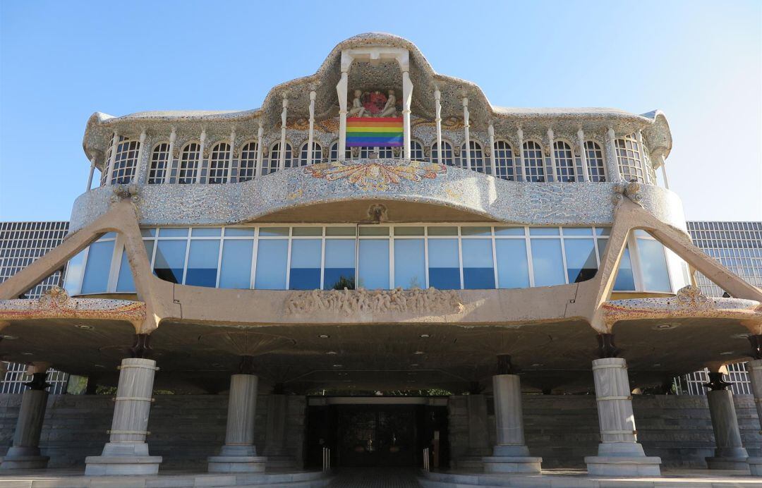 La bandera arcoiris ondeará el fin de semana en la Asamblea Regional con motivo del Día del orgullo LGTBI