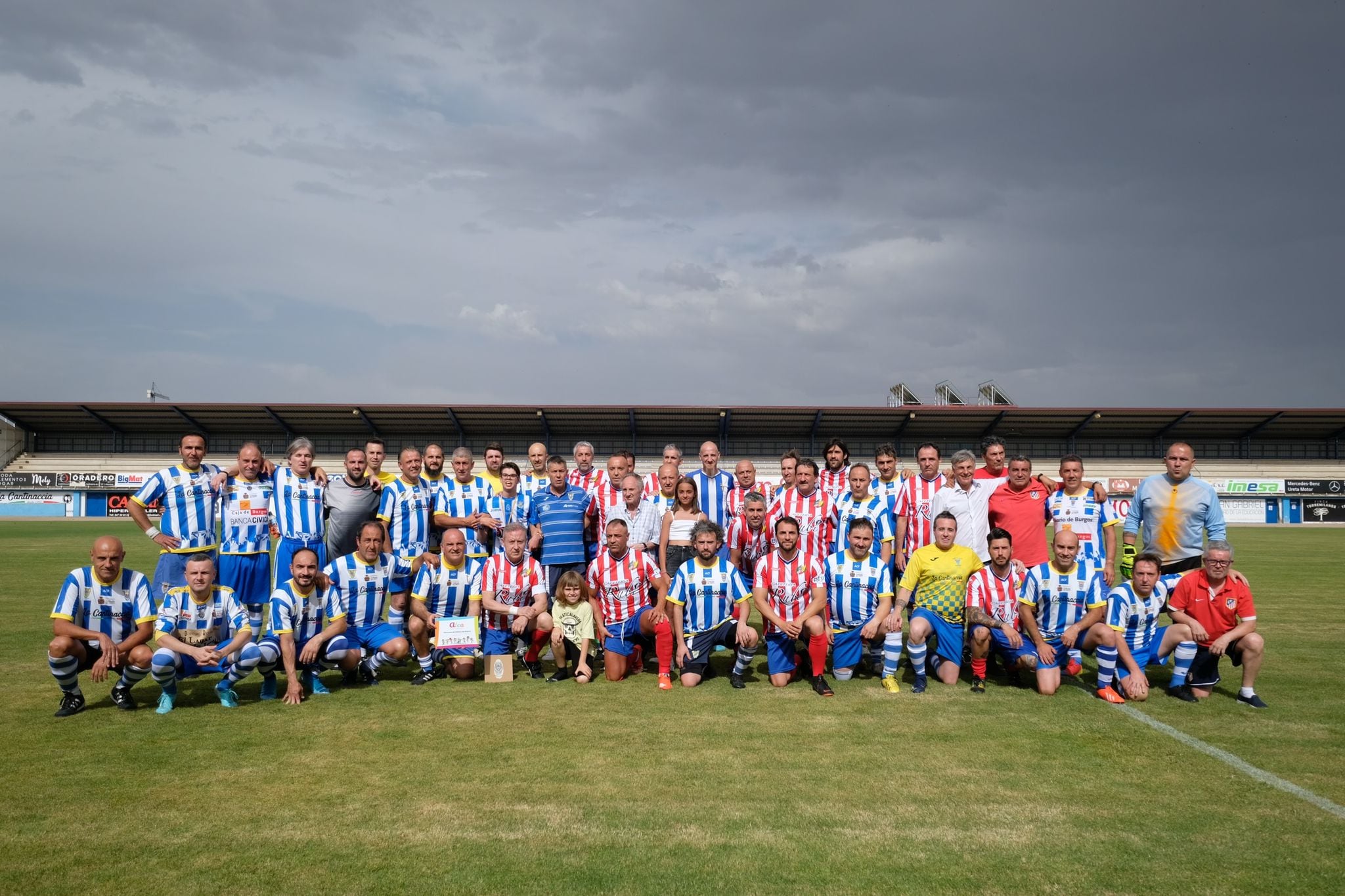 Veteranos de la Arandina y ex jugadores del Atlético posaron junto a Raulillo en una imagen para la posteridad