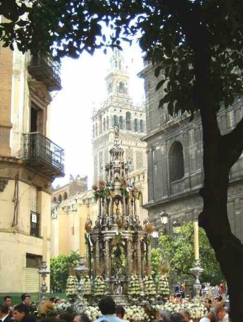 Imagen de archivo de la Custodia del Corpus sevillano en las inmediaciones de la Catedral hispalense.