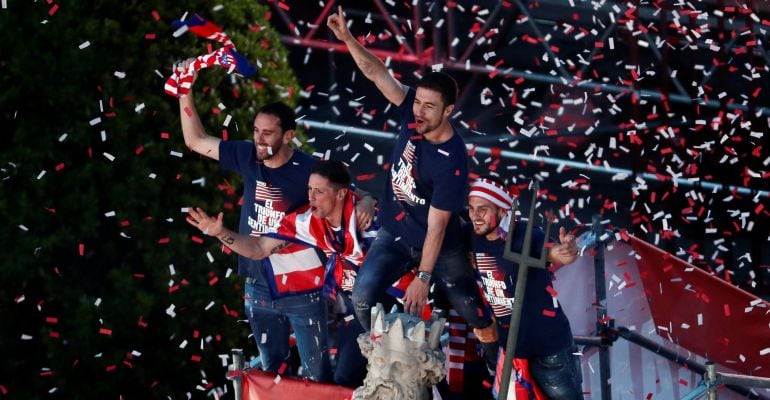 Torres, Gabi, Koke y Godín festejan el título de Europa League en Neptuno