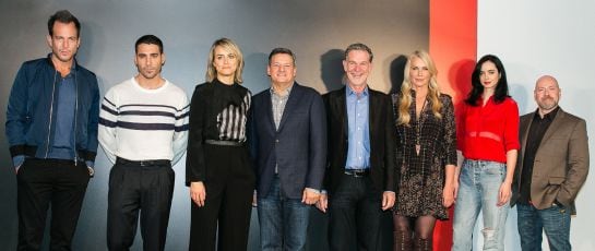 Actores de las series de Netflix posan junto a Ted Tarantos y Reed Hastings (en el centro) en la presentación de Netflix en España