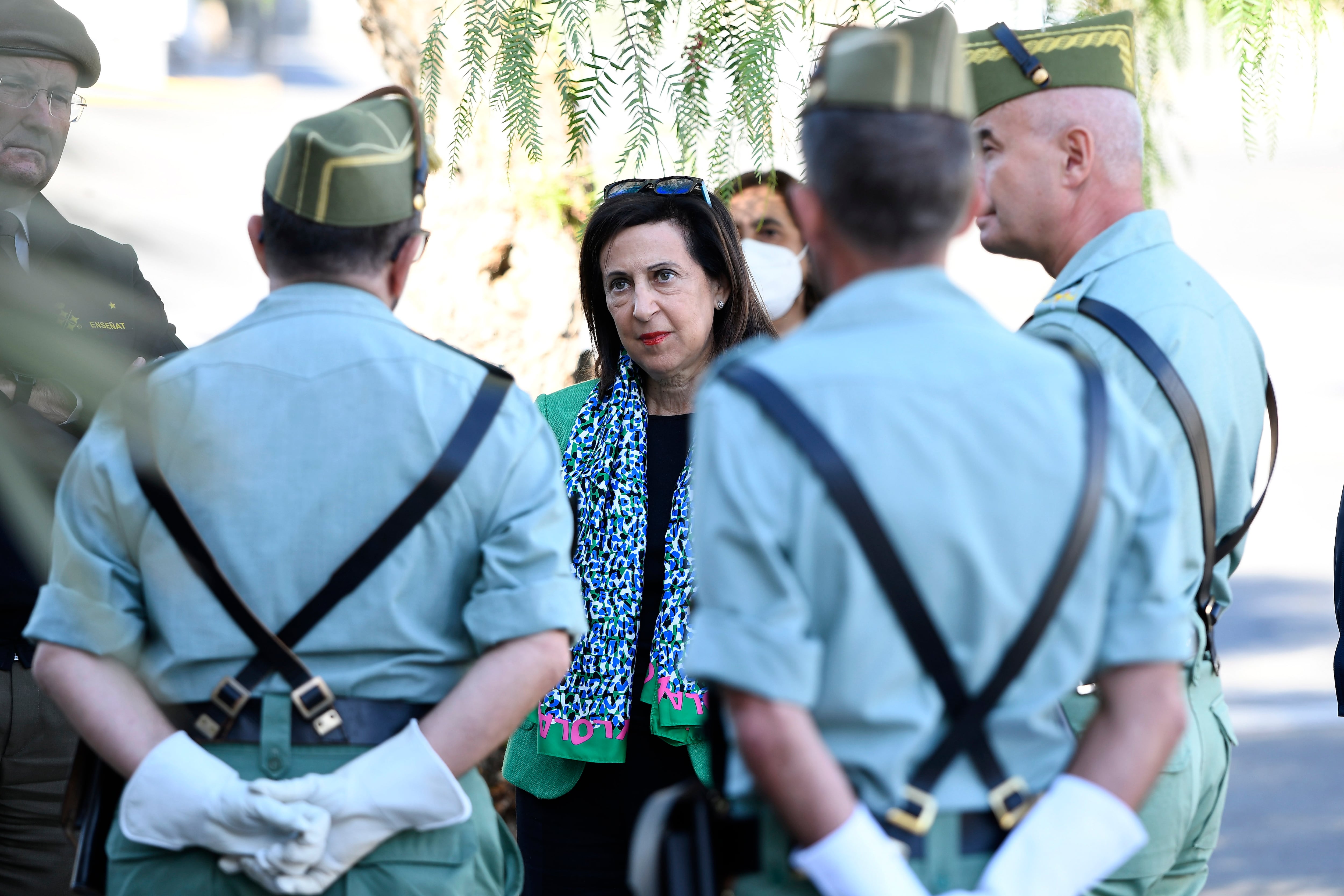 La ministra de Defensa, Margarita Robles, conversa con algunos oficiales durante la visita realizada este viernes a la Brigada de la Legión Rey Alfonso XIII en Viator, Almería. EFE / Carlos Barba