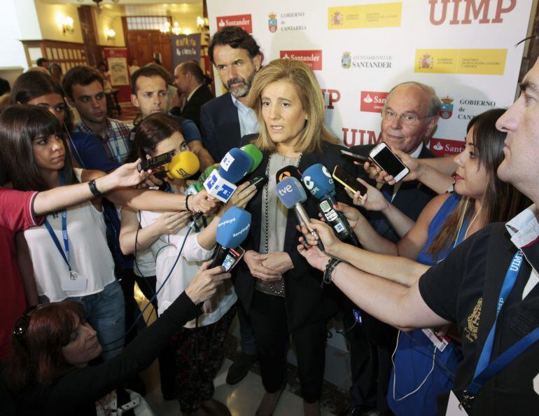 GRA129. SANTANDER, 01/07/2015.- La ministra de Empleo y Seguridad Social, Fatima Bañez realiza unas declaraciones a los medios momentos antes de intervenir en el curso: " La política económica en el cambio de ciclo: retos de futuro " que se celebra esta semana en la Universidad Internacional Menéndez Pelayo. EFE/Esteban Cobo.