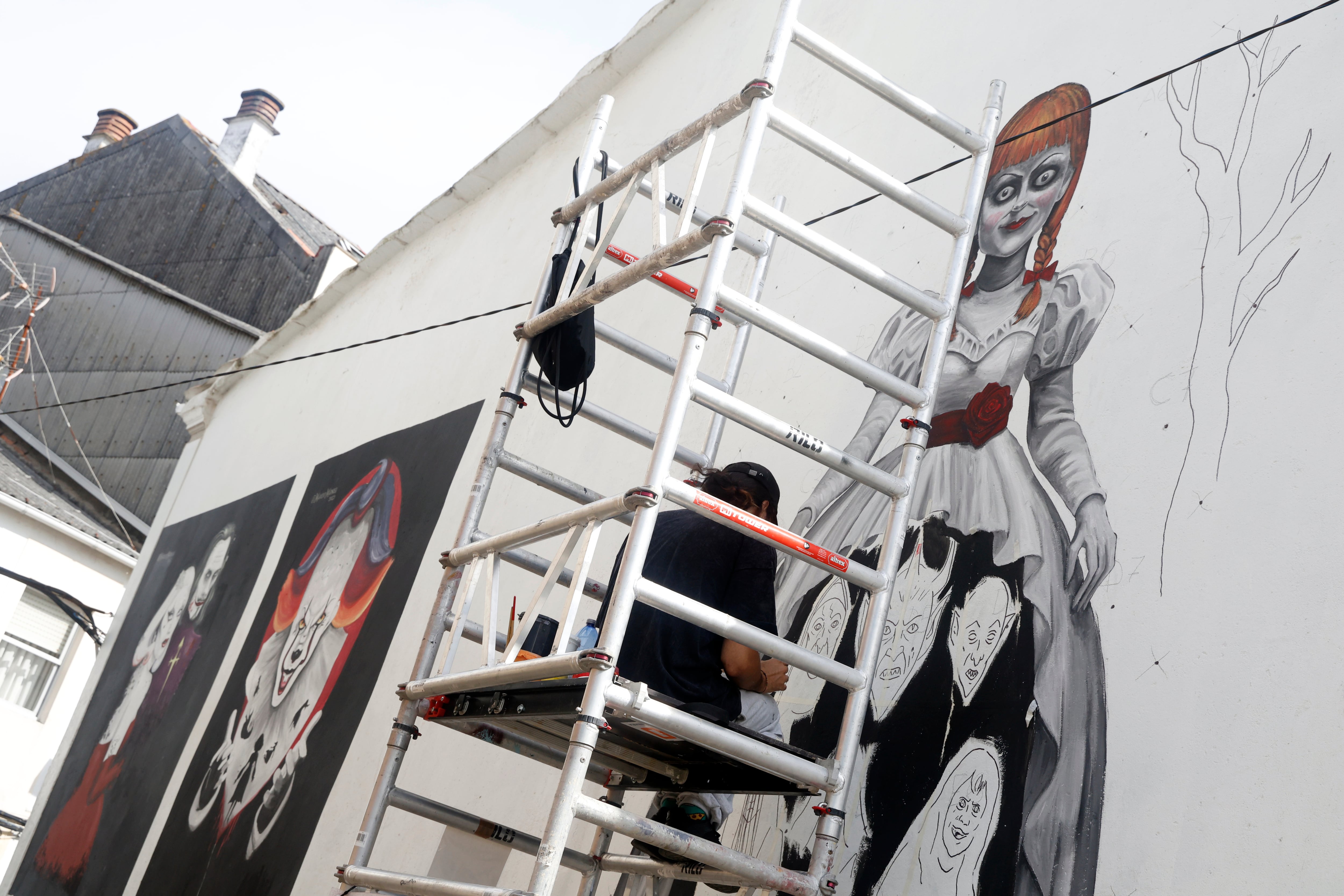 Al cierre del verano, el certamen de Arte urbano de Las Meninas de Canido regresa a sus orígenes, vinculados con el grafiti y la reivindicación social, para reunir a miles de personas durante el fin de semana en el barrio alto de Ferrol (foto: Kiko Delgado / EFE)