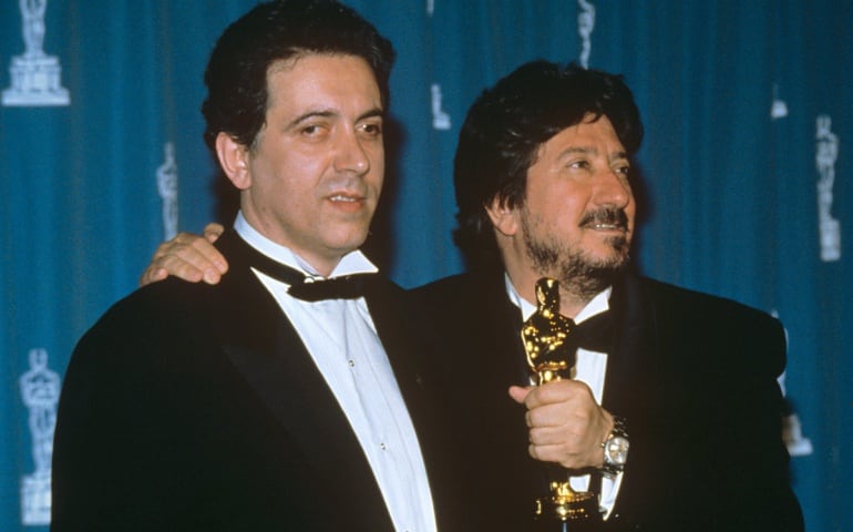 Fernando Trueba y Andrés Vicente Gómez con el Oscar ganado por Belle Epoque