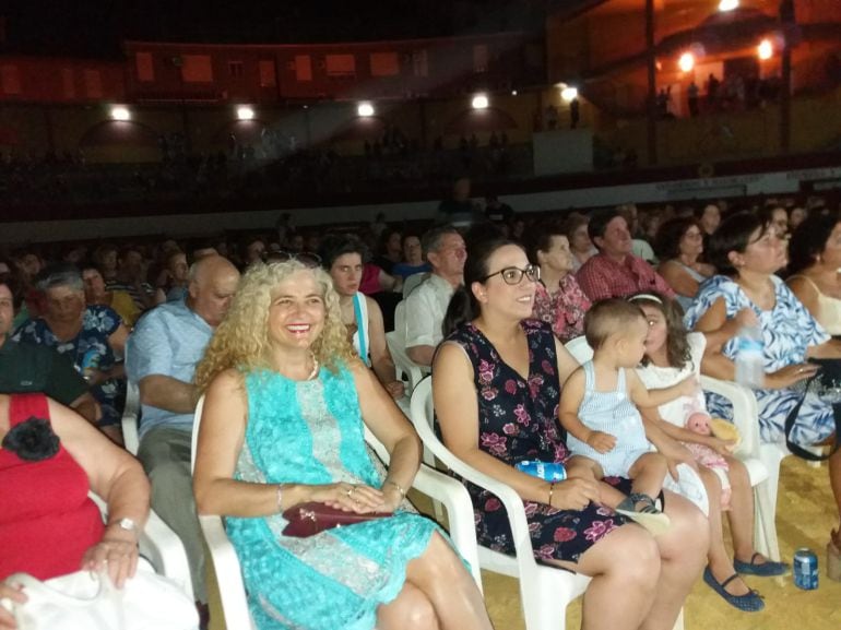 Las dos concejalas Paqui Marcos (centro) y Juani Vílchez (Izqda.), en el concierto de Piano Flamenco de Joaquín Pareja-Obrego y Rosa Ruiz