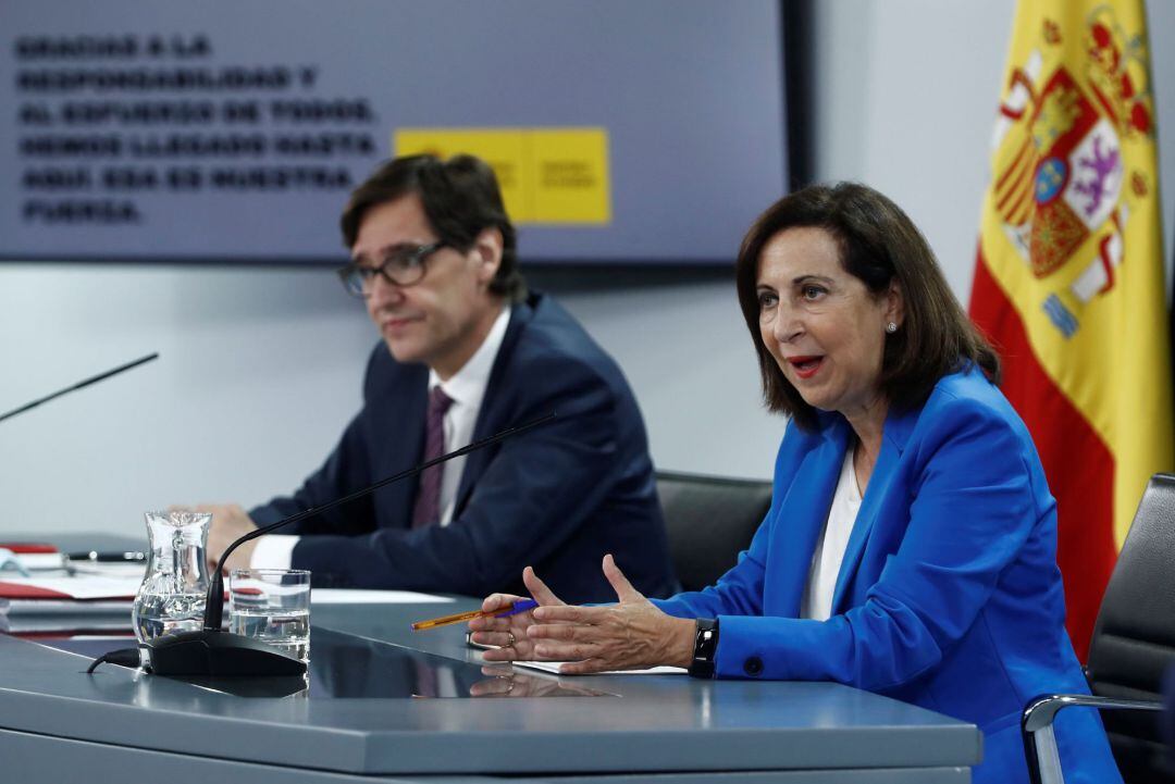 La ministra de Defensa Margarita Robles y y el ministro de Sanidad Salvador Illa, durante la rueda de prensa.