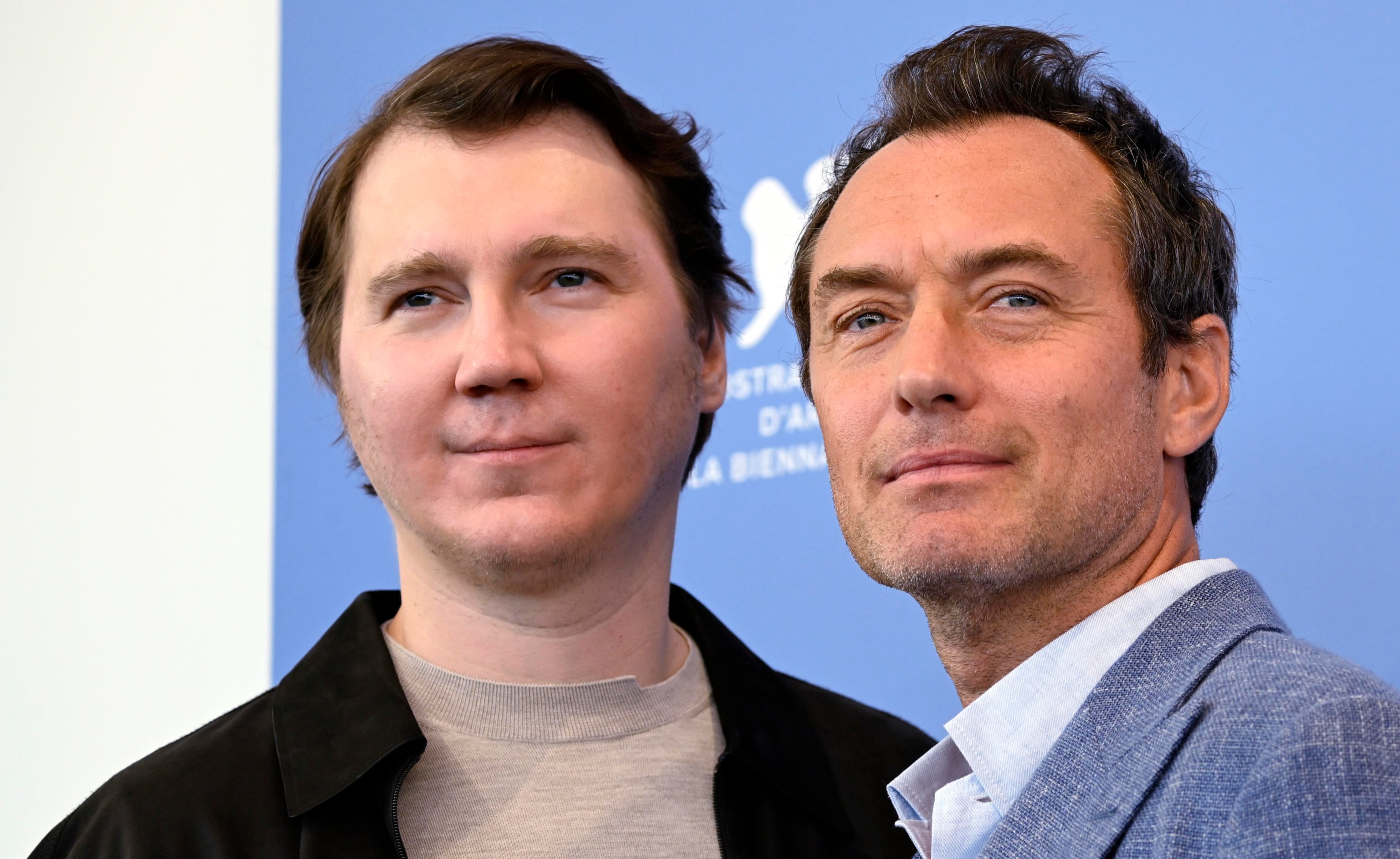 Venice (Italy), 31/08/2025.- Jude Law (R) and Paul Dano (L) pose during a photocall for &#039;Le mage du Kremlin (The wizard of the Kremlin)&#039; at the 82nd annual Venice International Film Festival, in Venice, Italy, 31 August 2025. The 82nd Venice Film Festival runs from 28 August to 06 September 2025. (Cine, Cine, Italia, Venecia) EFE/EPA/RICCARDO ANTIMIANI
