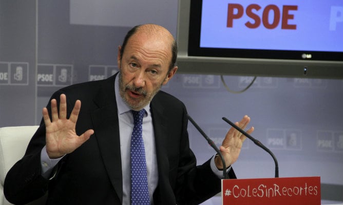 El secretario general del PSOE, Alfredo Pérez Rubalcaba, durante la rueda de prensa que ha ofrecido en la sede del partido en la que ha pedido al Gobierno que trabaje para evitar cualquier tipo de rescate a España.