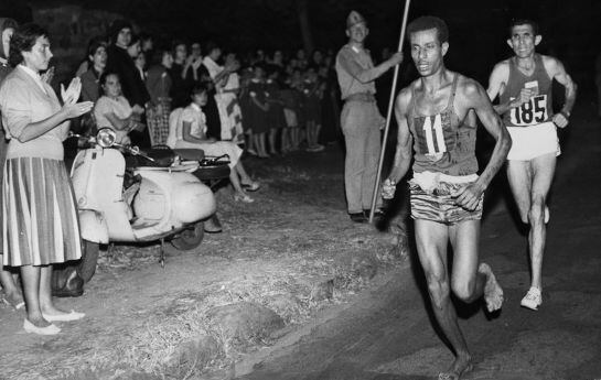 Abebe Bikila durante la maratón que ganó descalzo