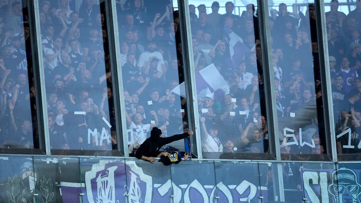 Los ultras del Anderlecht la lían en Anoeta en el partido de la Real de Europa League: ya hay ocho detenidos