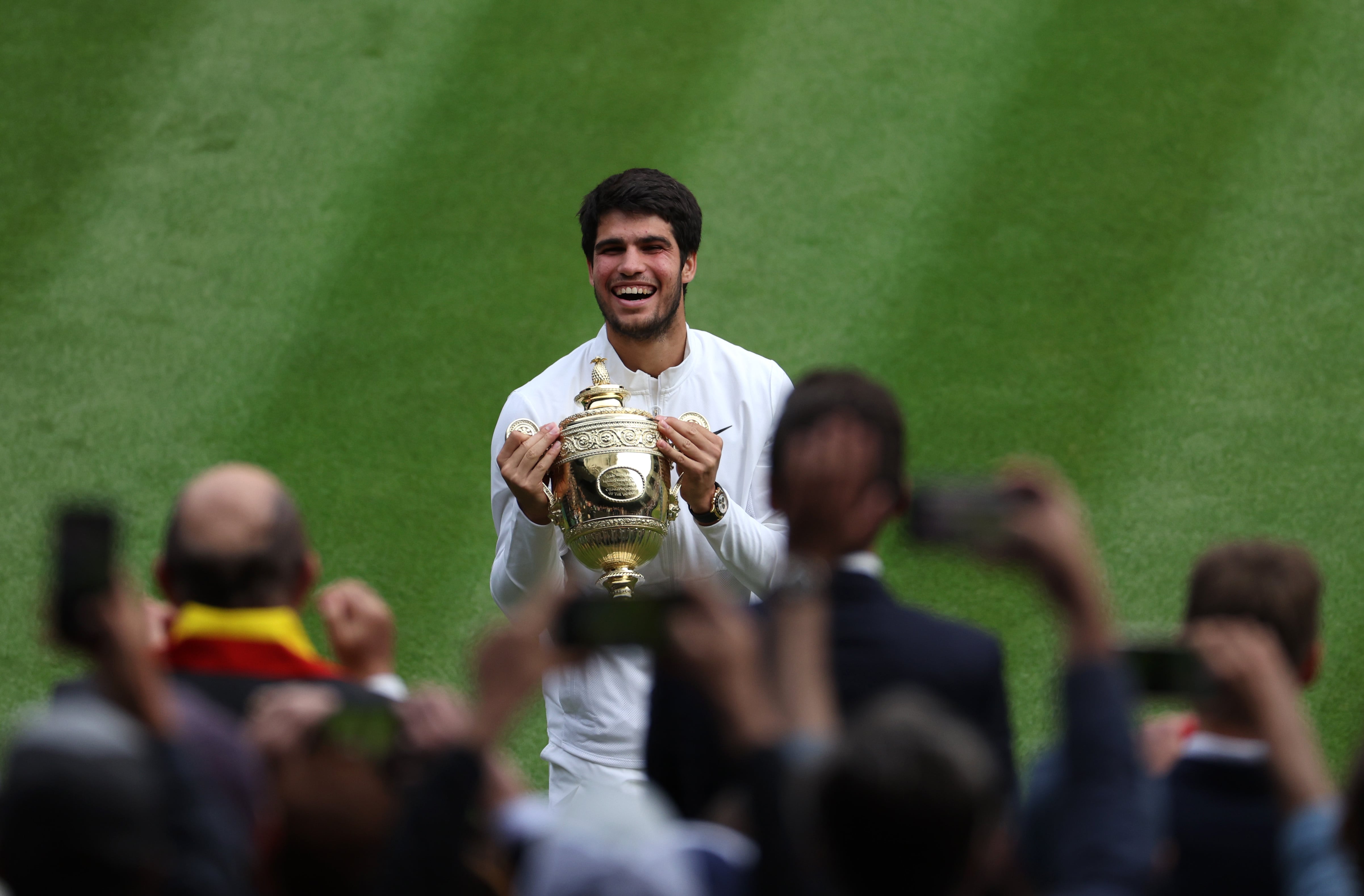 Carlos Alcaraz sujetando el trofeo que le acredita como ganador de Wimbledon.