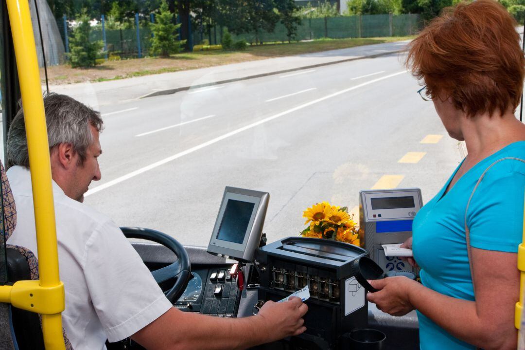 Desde 2001, ambas administraciones han colaborado para facilitar el transporte público a los ciudadanos de las dos regiones mediante convenios sucesivos