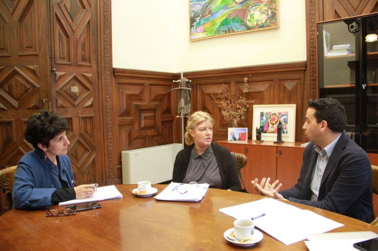 Maribel Vaquero, Yolanda de Pablo e Imanol Lasa conversan en el palacio foral