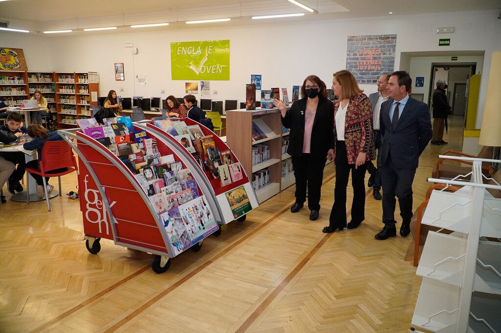 La consejera de Educación y Cultura, Rosa Ana Rodríguez, en su visita a la Biblioteca Regional
