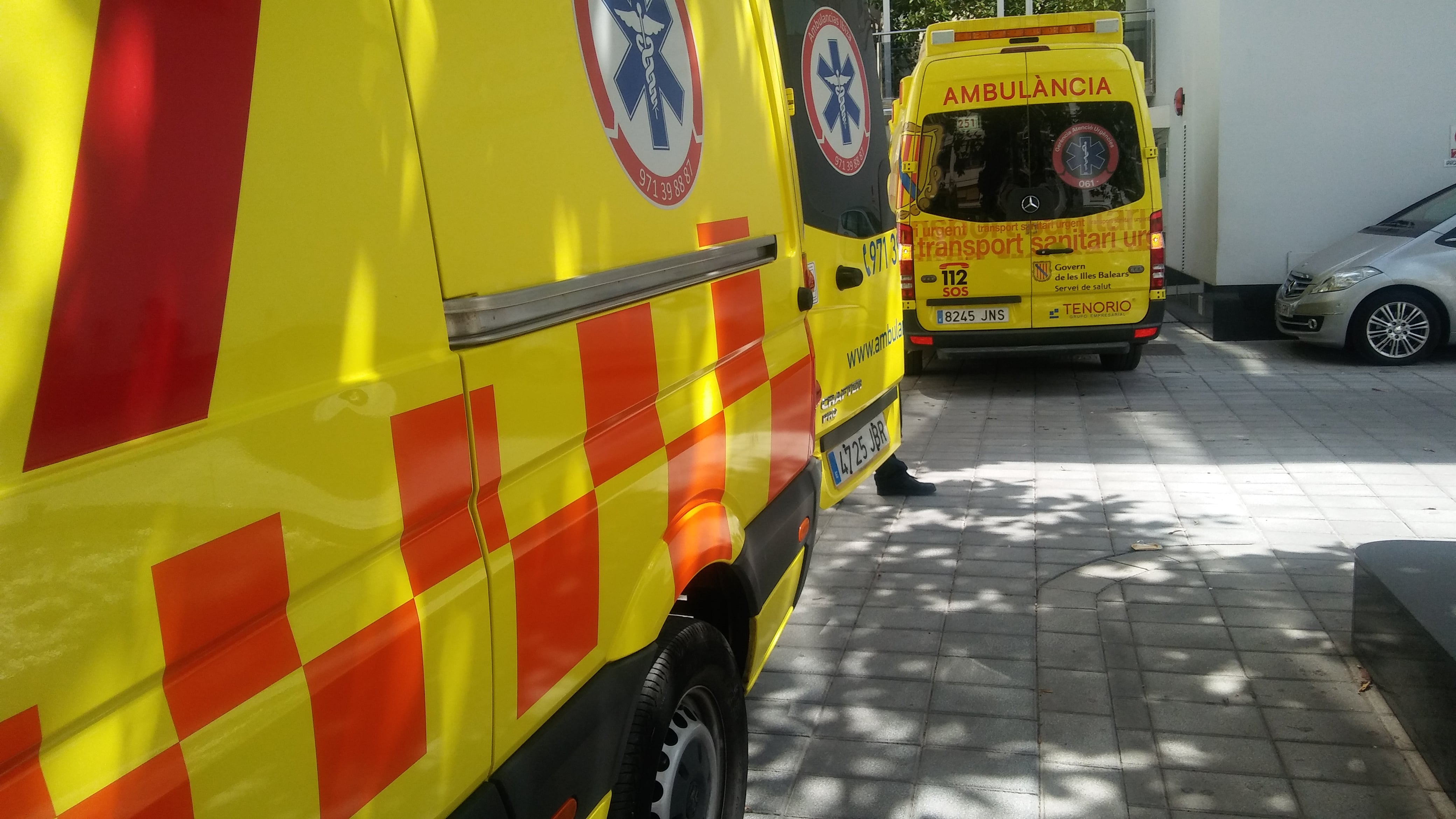 Imagen de archivo de una ambulancia en Ibiza