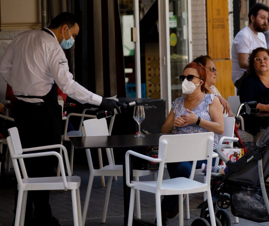 Clientes consumen en la terraza de un bar