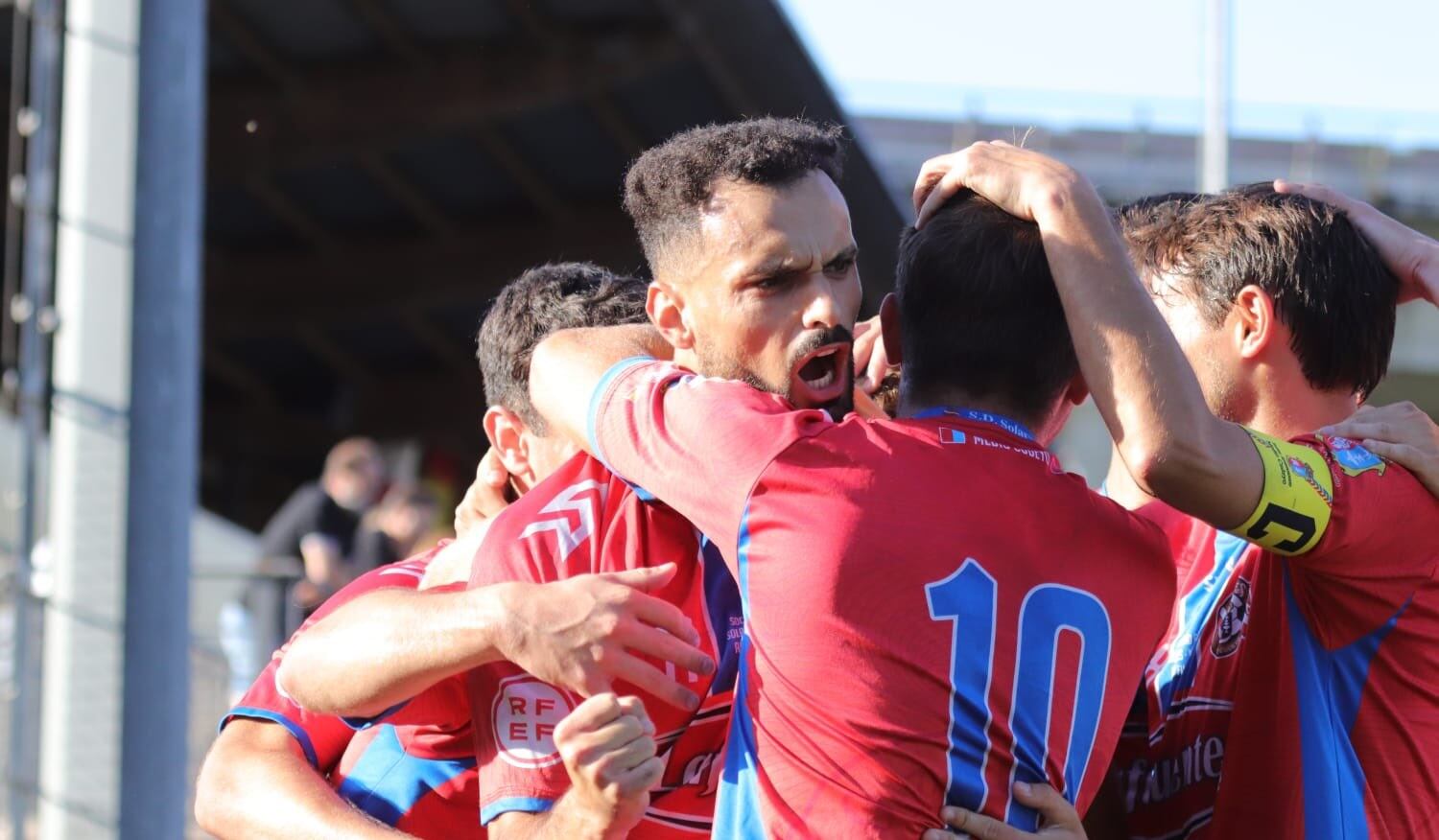 Los jugadores del Solares festejan uno de sus goles.