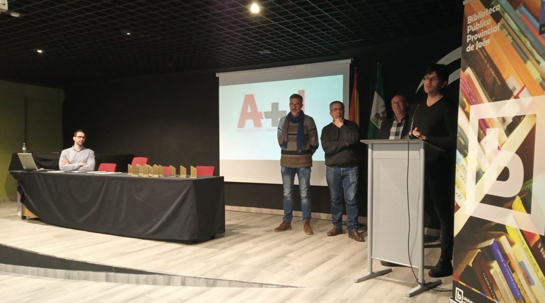 Momento de la entrega de uno de los premios