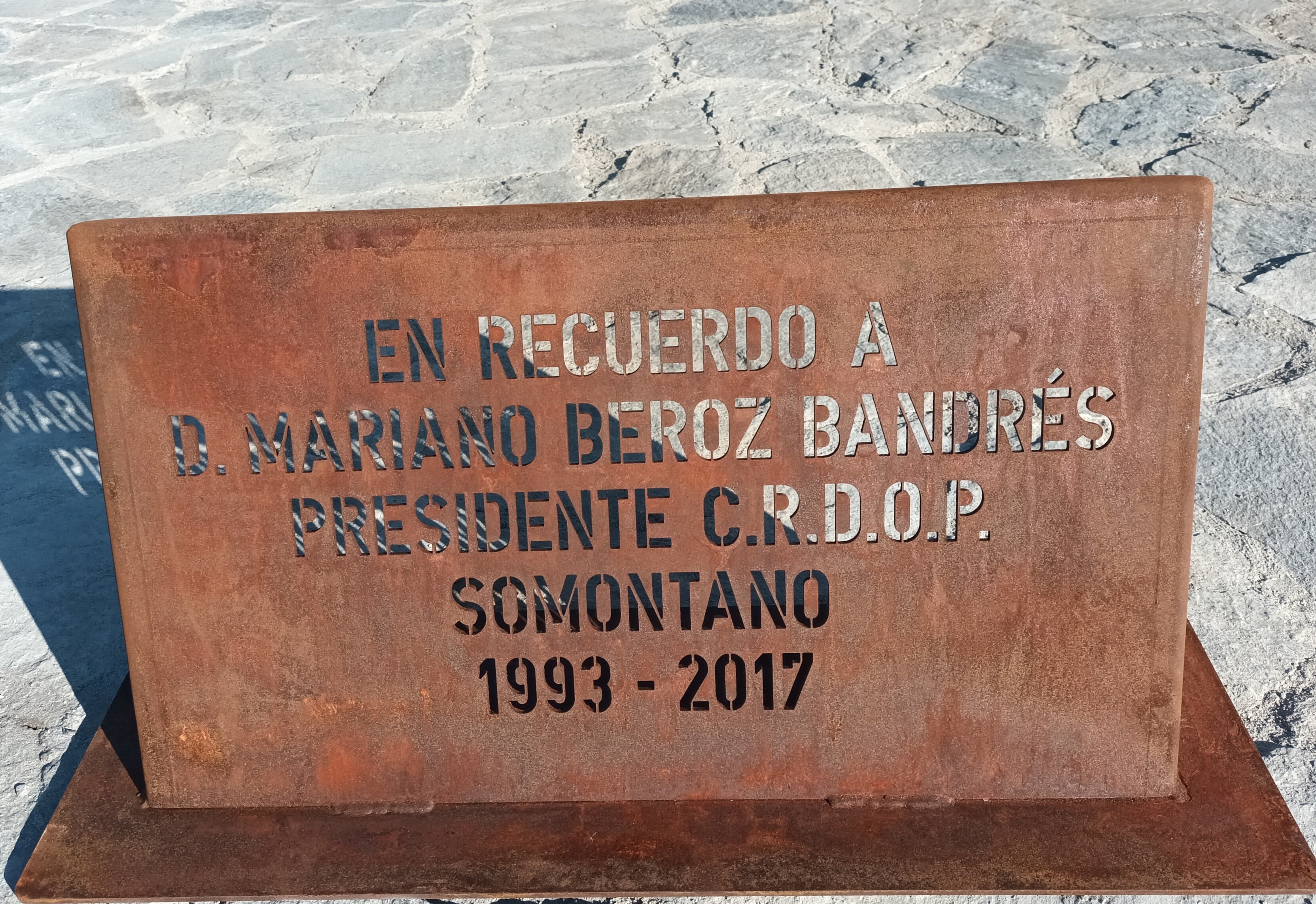 La placa está ubicada en el monumento &quot;Hombre y Racimo&quot;