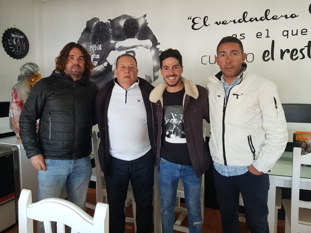 El cuerpo técnico azulino, en el bar 'Los Amigos' de La Granja durante la convivencia de este viernes después del entrenamiento.