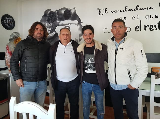 El cuerpo técnico azulino, en el bar 'Los Amigos' de La Granja durante la convivencia de este viernes después del entrenamiento.