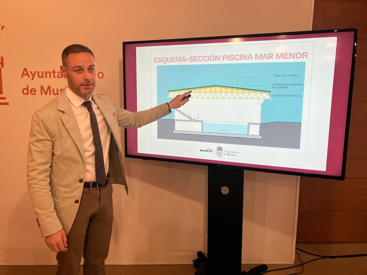 El Ayuntamiento de Murcia descarta la reapertura de la piscina Mar Menor por daños en su cubierta