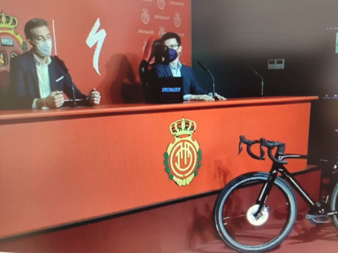 Alfonso Díaz, director financiero del RCD Mallorca junto a Alberto Crespo, director general de Specialized.