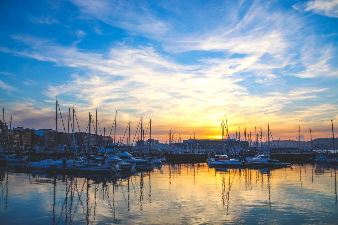 Atardecer en el Puerto Deportivo de Gijón. 