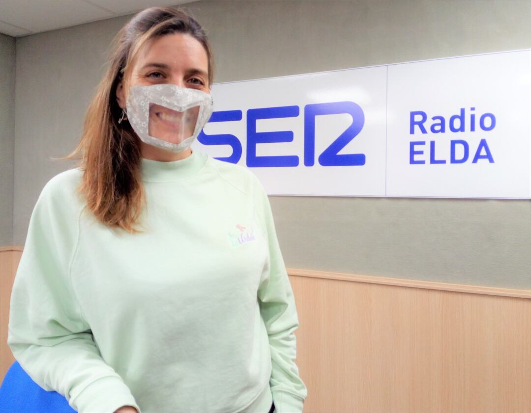Silvia Campos, socia-fundadora de La Urdimbre en el estudio de Radio Elda SER