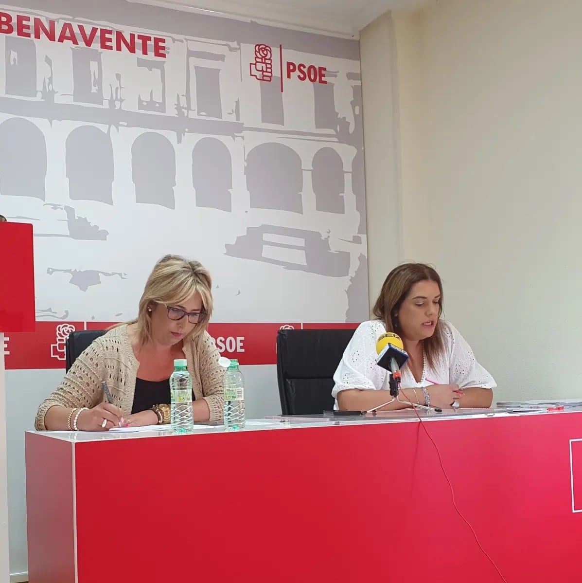 Patricia Martín y Sandra Veleda durante una rueda de prensa