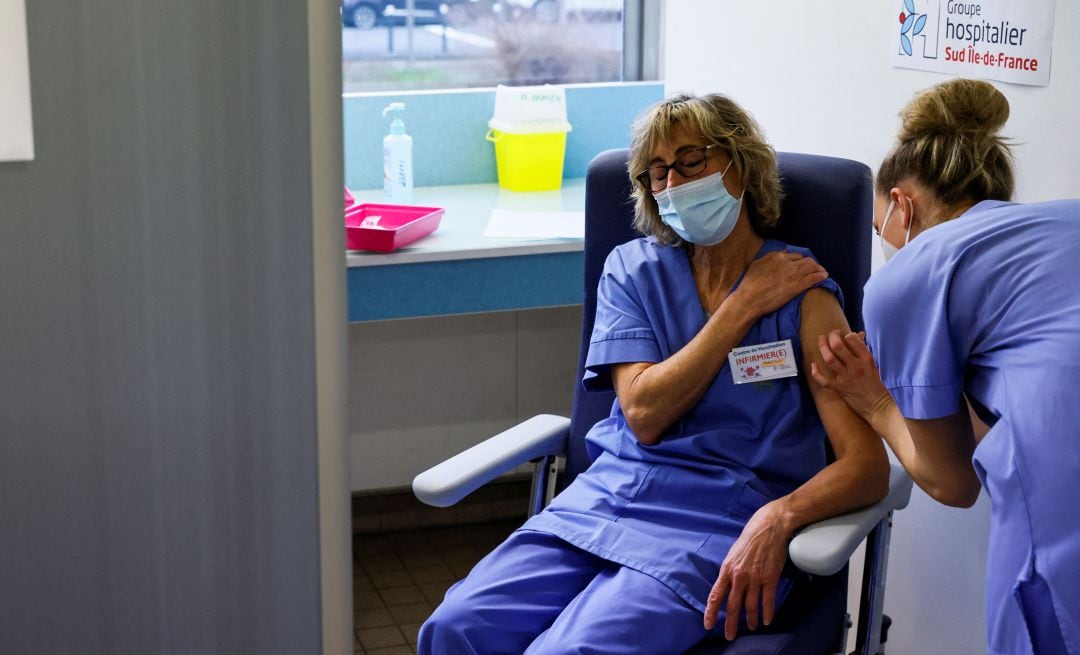 La vacunación a sanitarios en Francia.