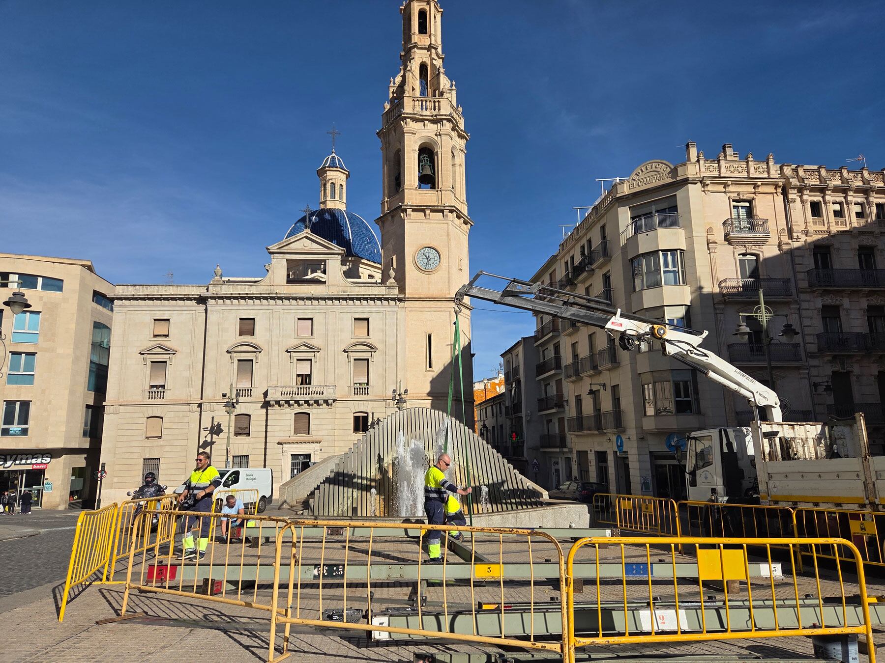 Imagen de la Plaza de España con los primeros preparativos para la construcción del Belén