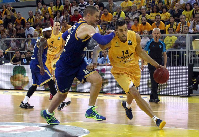 GRA464. LAS PALMAS DE GRAN CANARIA, 24/04/2015.- El jugador del Herbalife Gran Canaria Levon Kendall (d) y el jugador del Khimki Paul Davis durante el partido de ida de la final de la Eurocup contra el Khimki de Moscú, disputado hoy en el Gran Canaria Arena, en Las Palmas de Gran Canaria. EFE/Elvira Urquijo A.