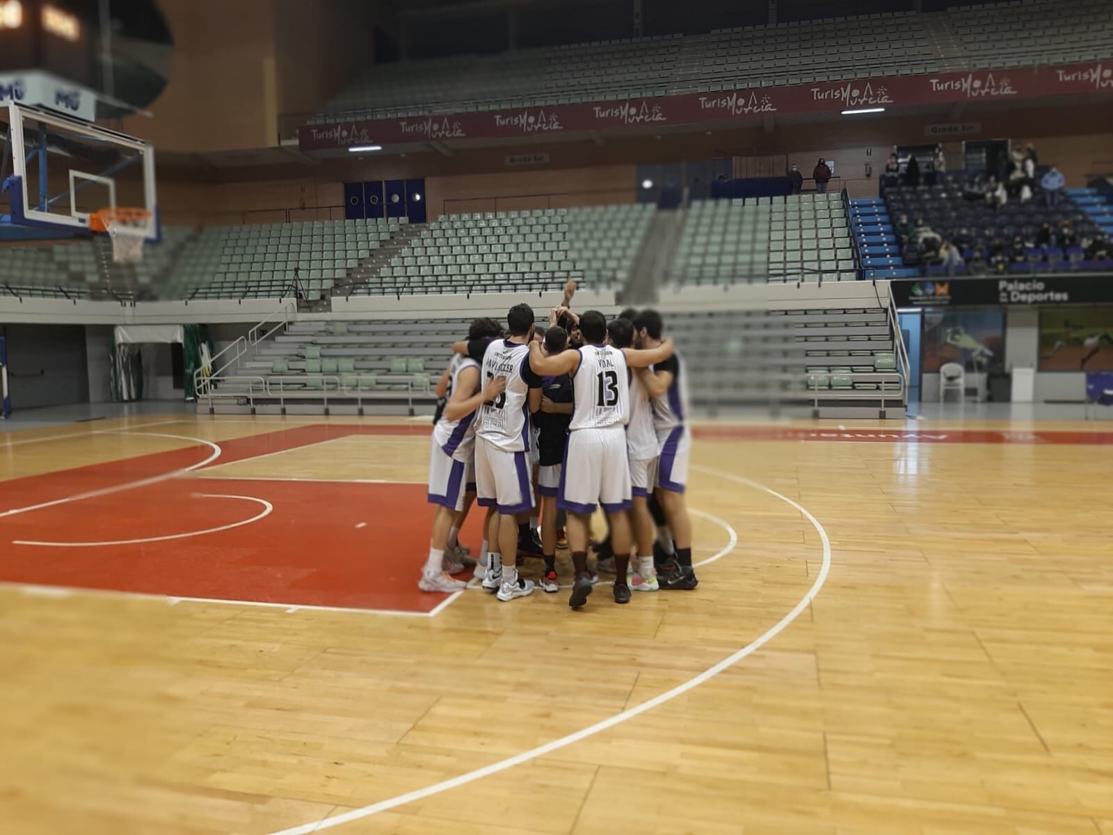 Los jugadores celebran la victoria