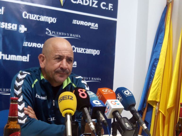 El entrenador del Cádiz en la sala de prensa de la ciudad deportiva