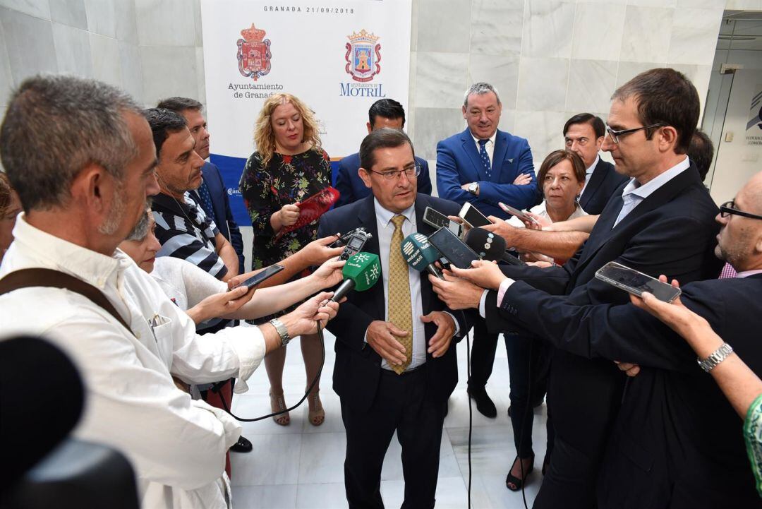 El presidente de la Diputación, José Entrena, anuncia la petición de zona franca al Puerto de Motril