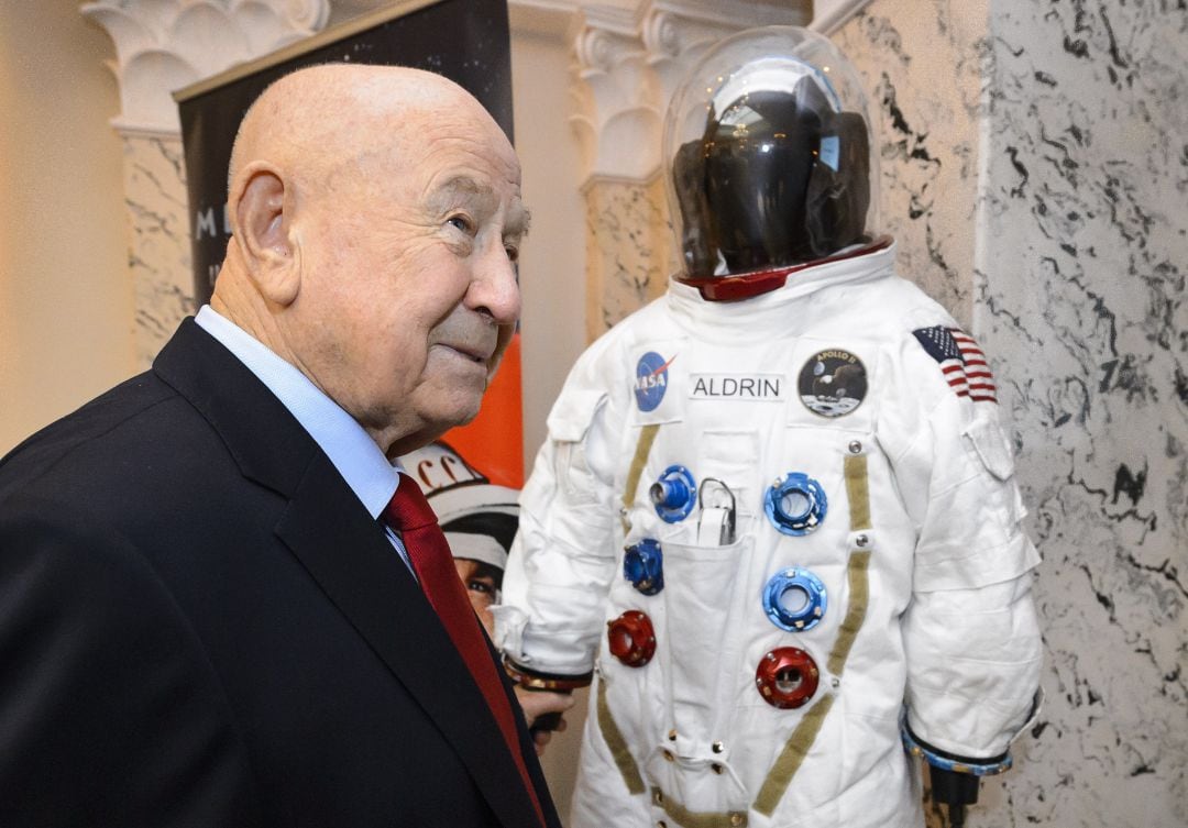 El astronauta ruso Alexei Leonov, el primero en dar un paseo espacial, junto al traje del también astronauta Buzz Aldrin, en noviembre de 2015, en Ginebra.