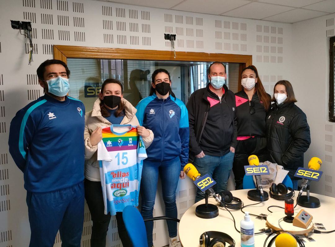 Integrantes de los dos clubes sorianos, en la previa del derby femenino.