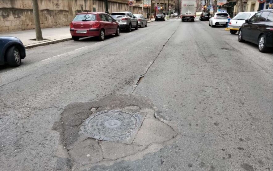 Una imagen del desgaste de la calzada de la calle Santa Rosa de Alcoy.