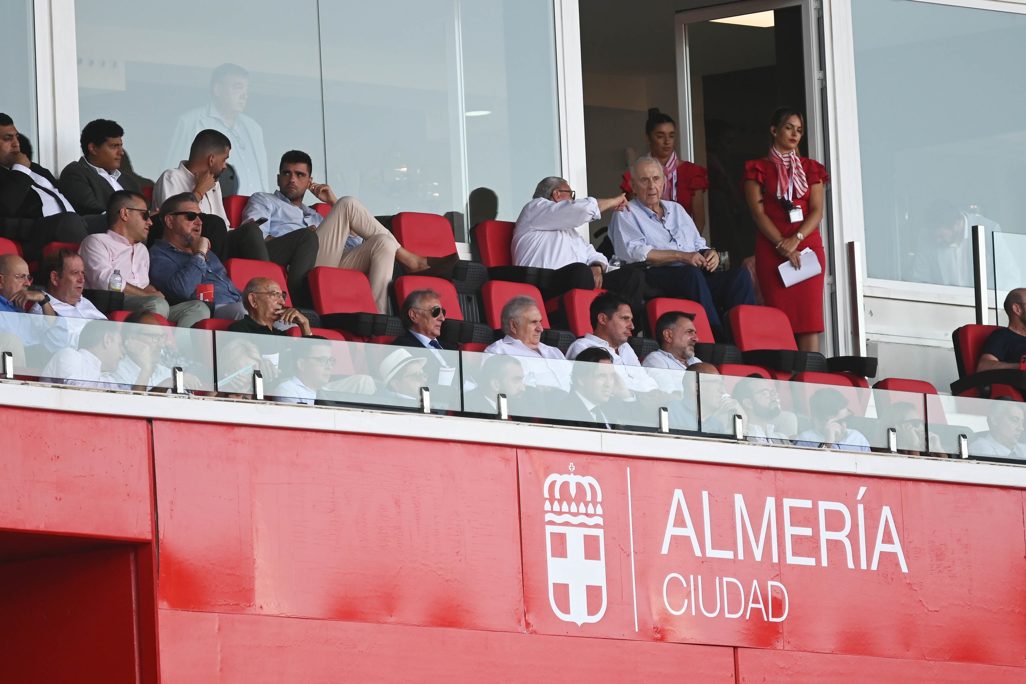 Cuando comenzó la Liga frente al Rayo el campo estaba muy completo.