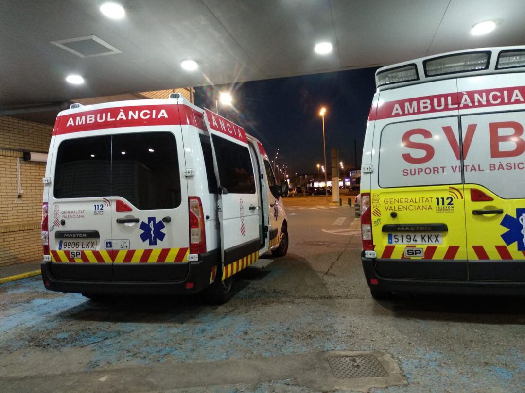 Ambulancias en Hospital General. Imagen de archivo.