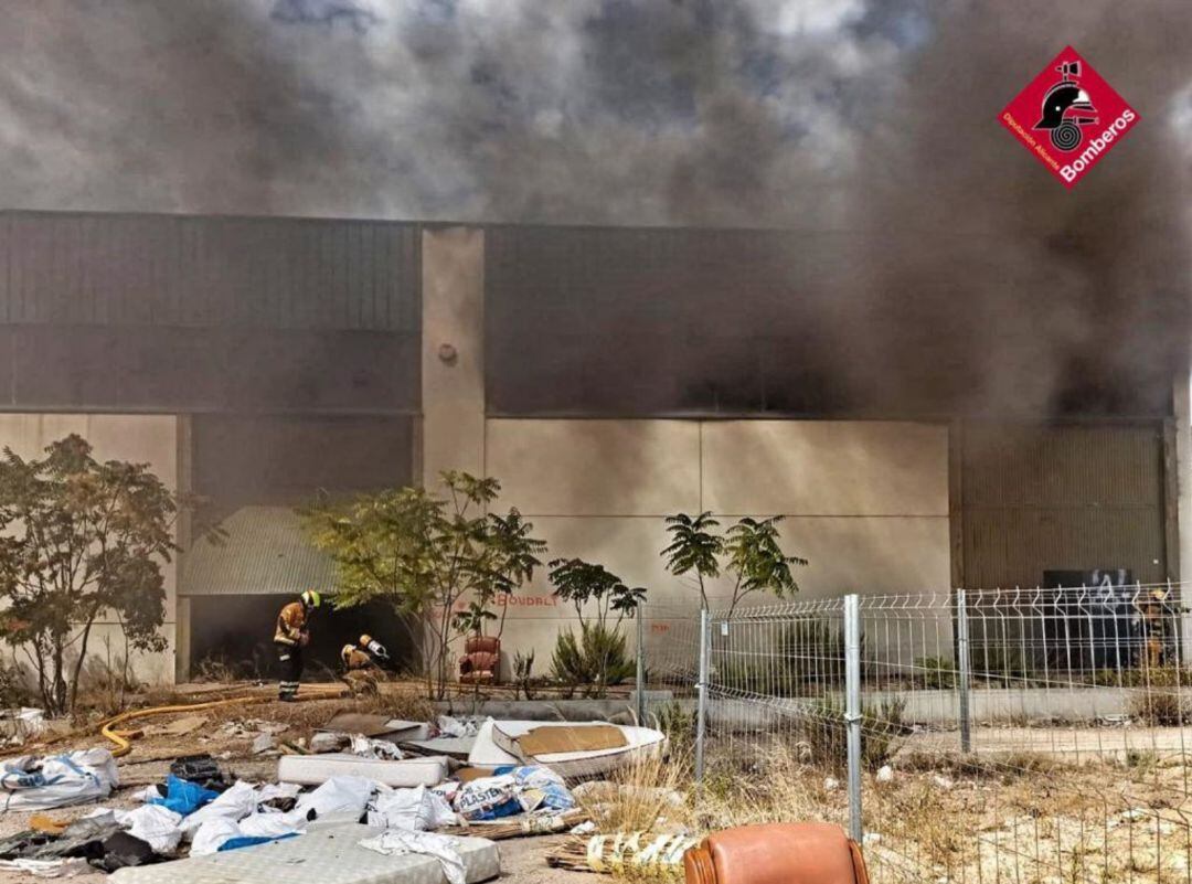 El fuego ha quemado el interior de dos naves abandonadas en Cocentaina.