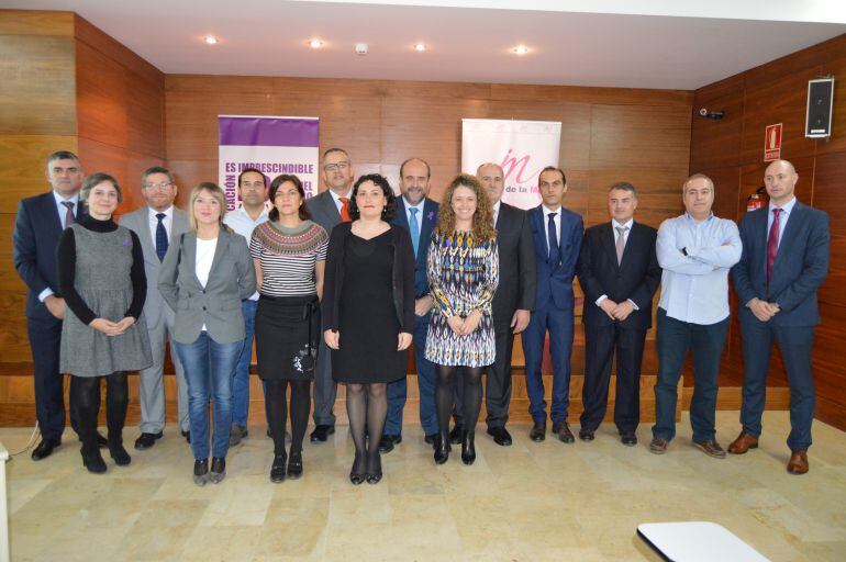 El vicepresidente de Castilla-La Mancha y las empresas que han firmado el compromiso.