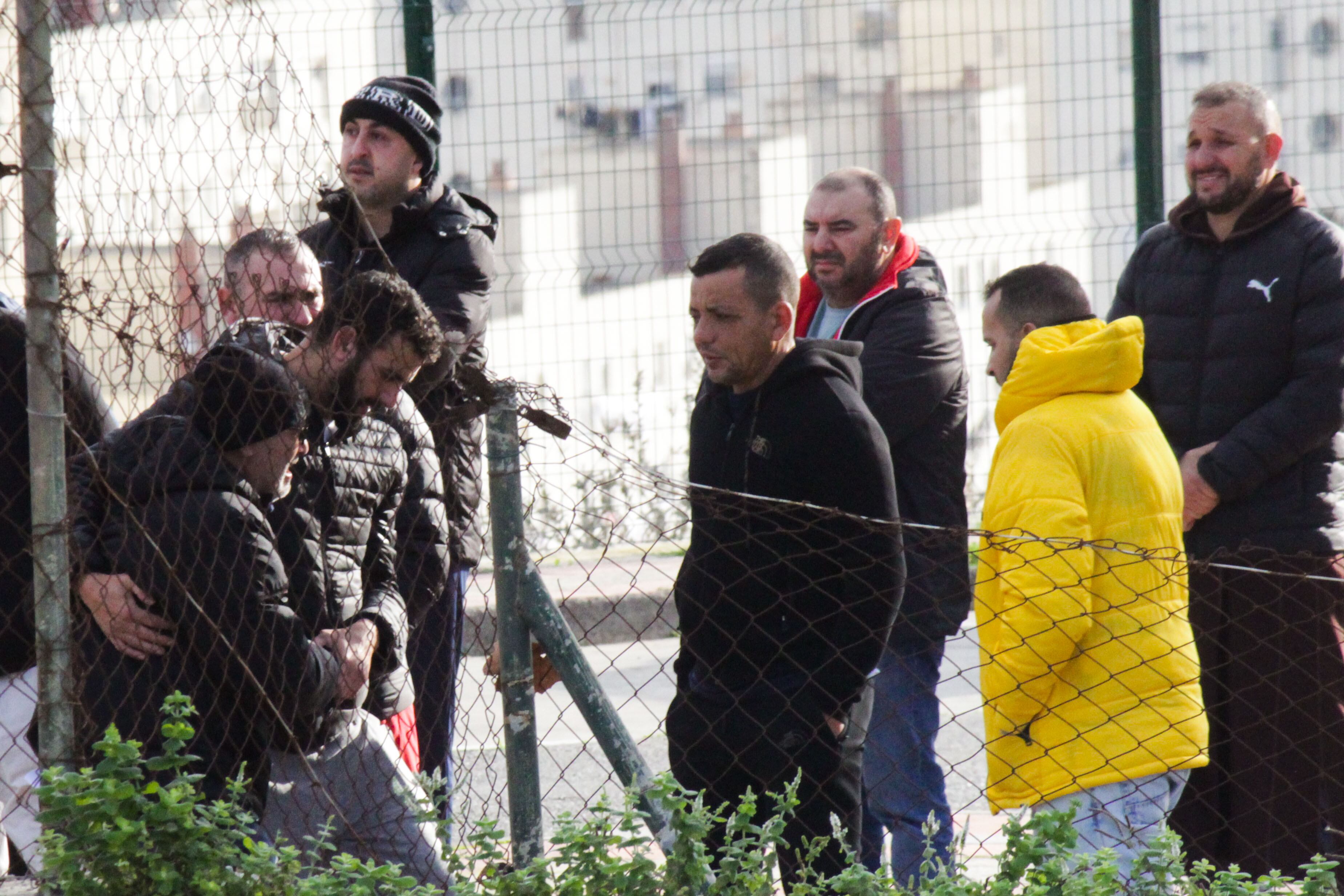 El padre del niño de 8 años cuyo cuerpo sin vida ha sido hallado por la Policía Nacional de Ceuta a primeras horas de la mañana, junto a otros vecinos.