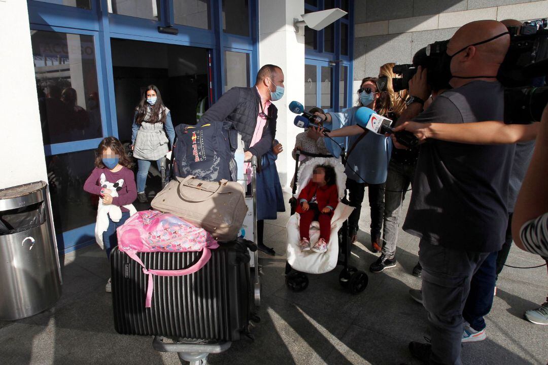 Uno de los pasajeros a su llegada a Algeciras.