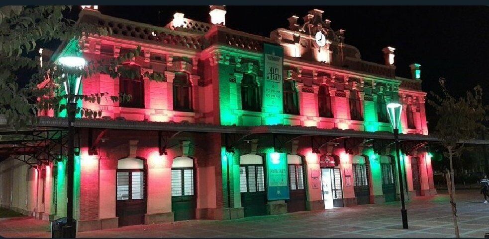 Edificio de Emuasa con la iluminación navideña, protagonizada por los colores verde y rojo