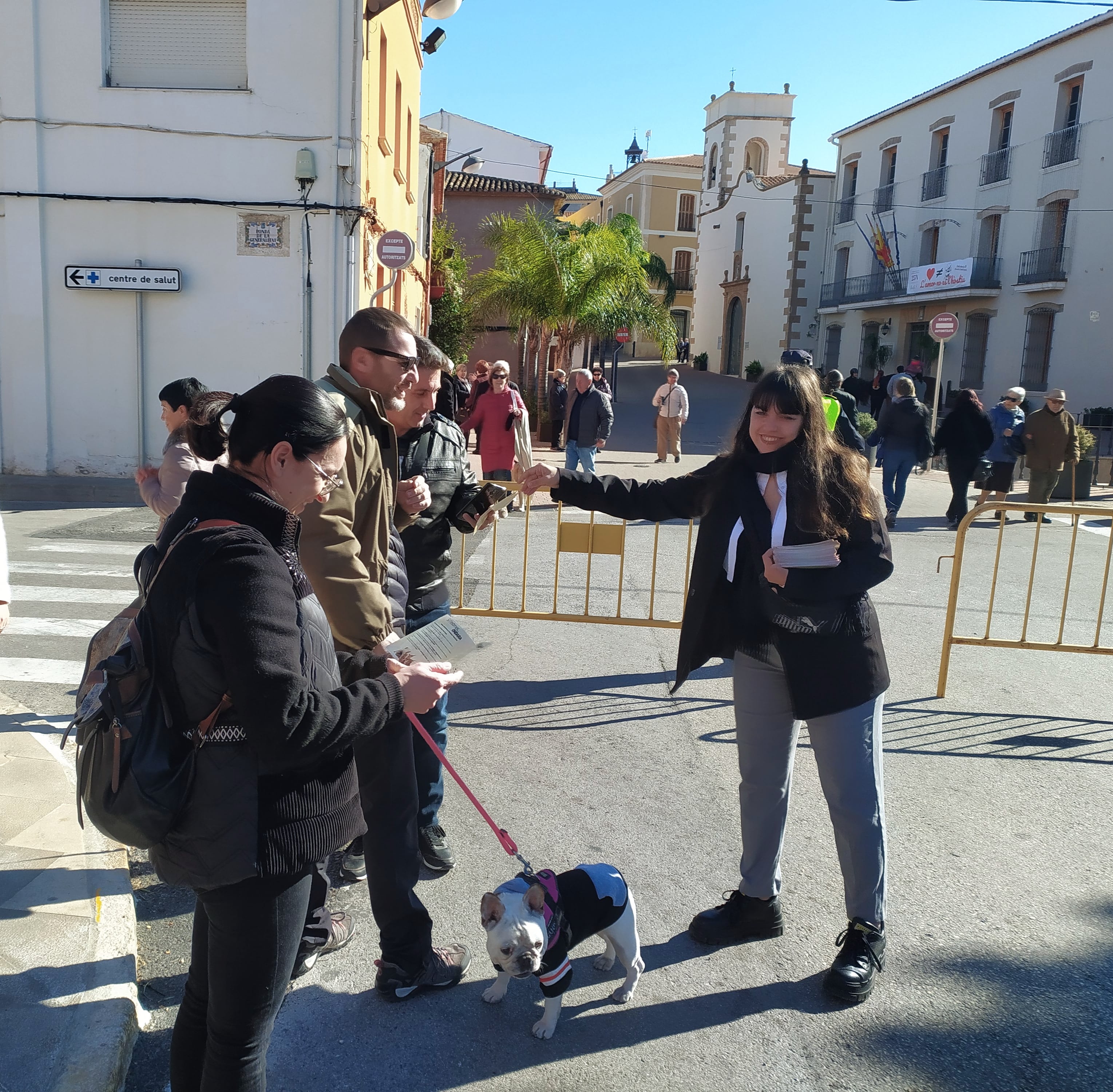 Reparto de dípticos informativos, durante la bendición de animales, en honor a Sant Antoni, en Ondara.