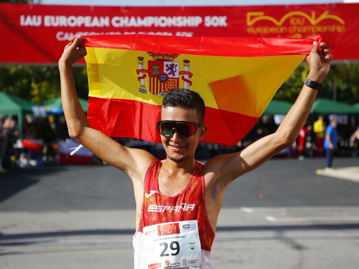 Houssame Bennabou celebra su título de campeón de Europa de los 50 kilómetros